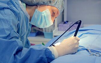 Der Chirurg führt eine Operation durch, um den Phallus eines Mannes zu vergrößern