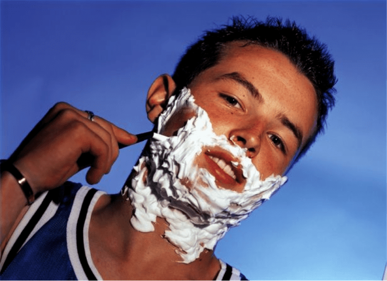 Teenager rasiert sich und denkt über Penisvergrößerung nach