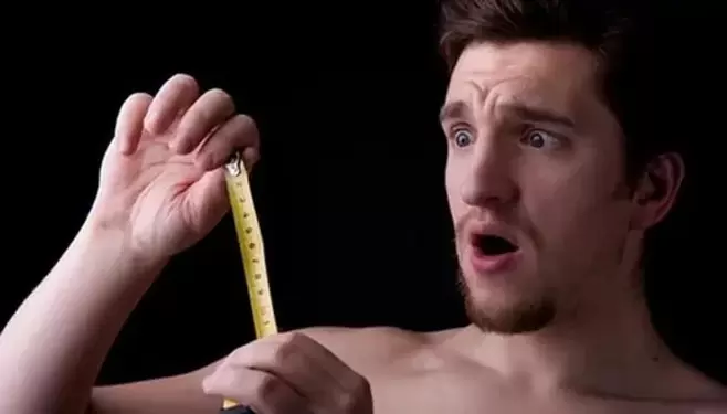 Der Mann vermaß seinen Penis vor der Vergrößerung