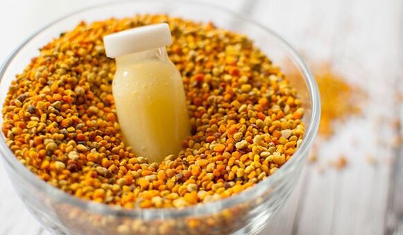 Ein Mann hält sich durch den Verzehr von Gelée Royale und Bienenbrot in Form