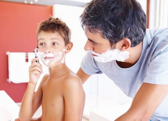 der Vater bringt dem Kind bei, seinen Penis zu rasieren und zu vergrößern