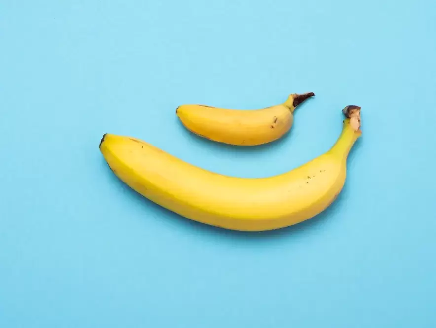 kleiner und vergrößerter Penis mit Pumpe am Beispiel von Bananen