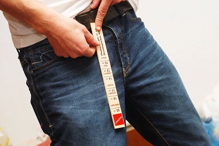 Mann misst den Penis vor der Vergrößerung
